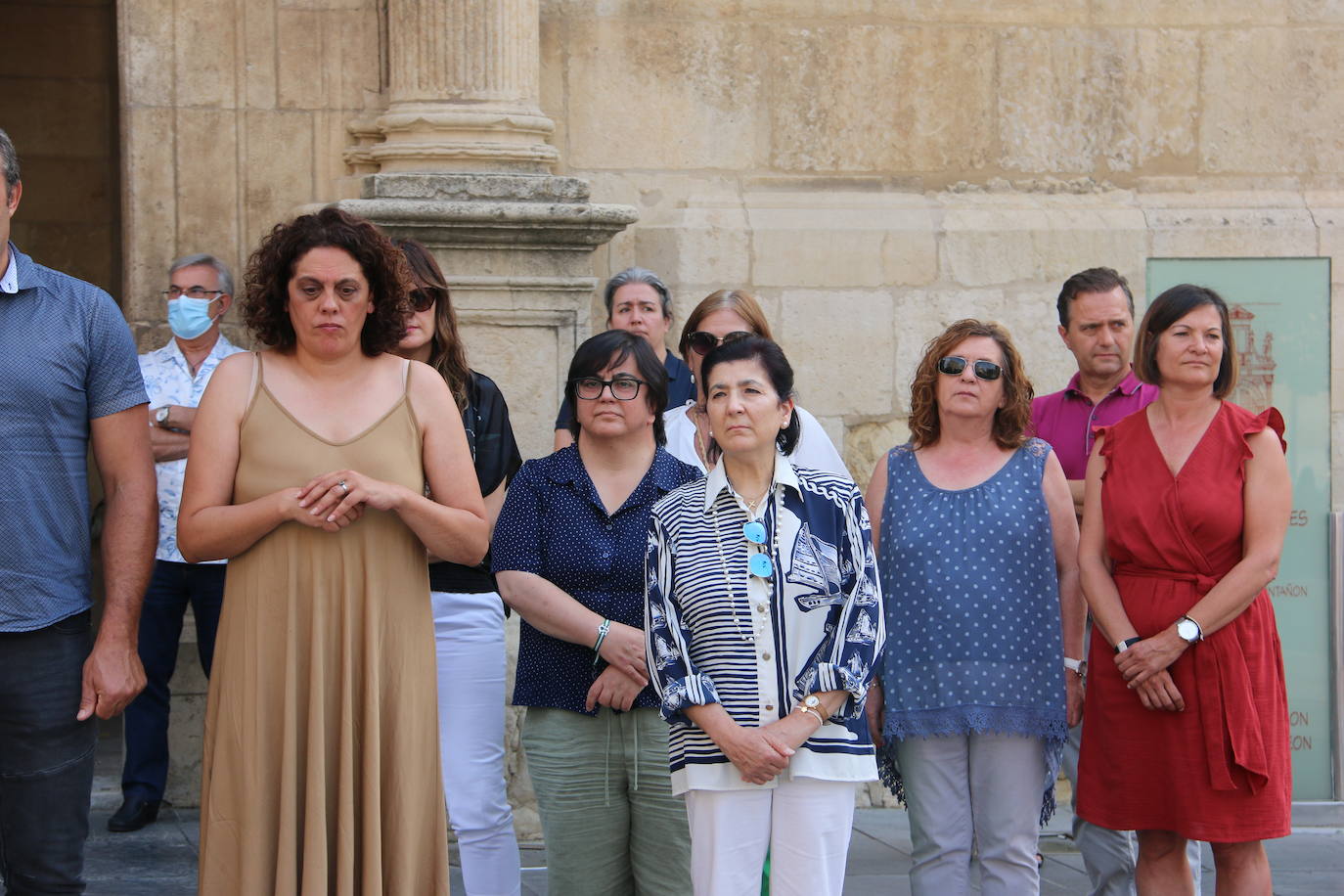 La corporación provincial de la Diputación, trabajadores y vecinos se han reunido en el mediodía de este miércoles para guardar 5 minutos de silencio el día que se cumplen 25 años del asesinato a manos de ETA del Concejal Popular Miguel Ángel Blanco.