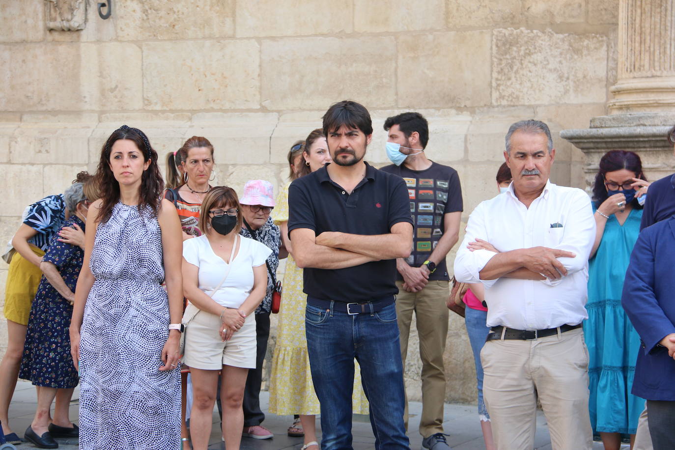 La corporación provincial de la Diputación, trabajadores y vecinos se han reunido en el mediodía de este miércoles para guardar 5 minutos de silencio el día que se cumplen 25 años del asesinato a manos de ETA del Concejal Popular Miguel Ángel Blanco.