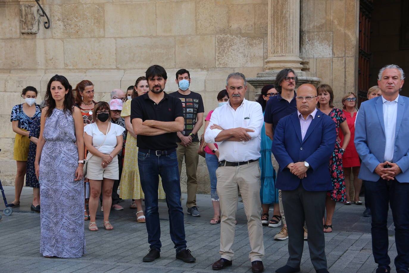 La corporación provincial de la Diputación, trabajadores y vecinos se han reunido en el mediodía de este miércoles para guardar 5 minutos de silencio el día que se cumplen 25 años del asesinato a manos de ETA del Concejal Popular Miguel Ángel Blanco.