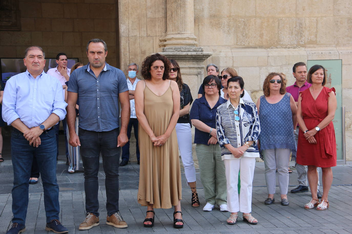 La corporación provincial de la Diputación, trabajadores y vecinos se han reunido en el mediodía de este miércoles para guardar 5 minutos de silencio el día que se cumplen 25 años del asesinato a manos de ETA del Concejal Popular Miguel Ángel Blanco.