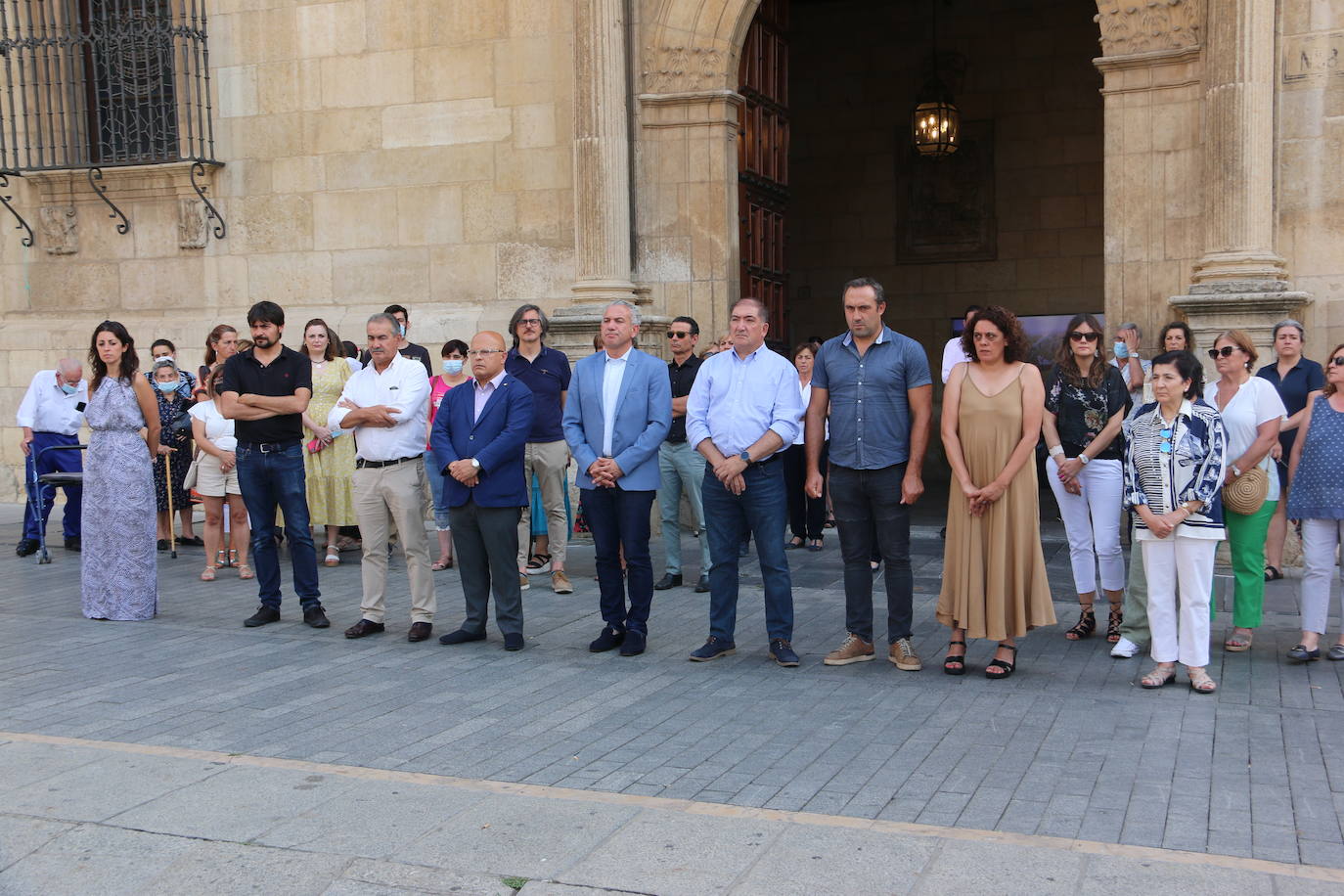 La corporación provincial de la Diputación, trabajadores y vecinos se han reunido en el mediodía de este miércoles para guardar 5 minutos de silencio el día que se cumplen 25 años del asesinato a manos de ETA del Concejal Popular Miguel Ángel Blanco.