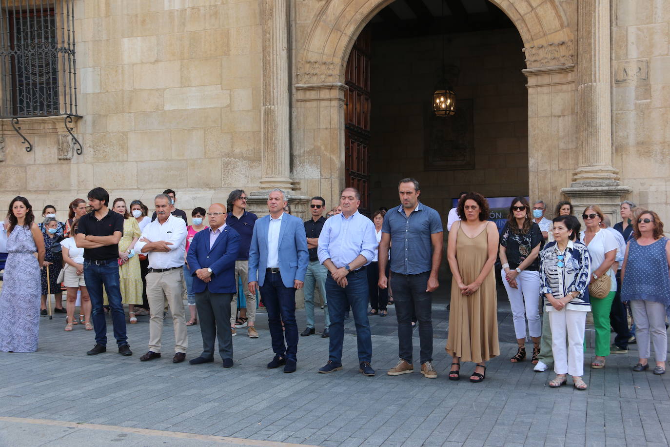 La corporación provincial de la Diputación, trabajadores y vecinos se han reunido en el mediodía de este miércoles para guardar 5 minutos de silencio el día que se cumplen 25 años del asesinato a manos de ETA del Concejal Popular Miguel Ángel Blanco.