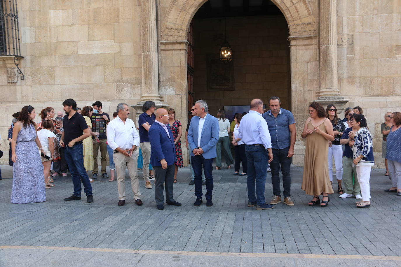 La corporación provincial de la Diputación, trabajadores y vecinos se han reunido en el mediodía de este miércoles para guardar 5 minutos de silencio el día que se cumplen 25 años del asesinato a manos de ETA del Concejal Popular Miguel Ángel Blanco.