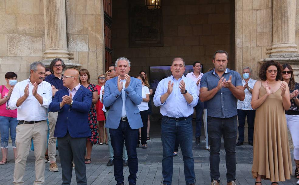 Miembros de la corporación provincial durante los minutos de silencio.