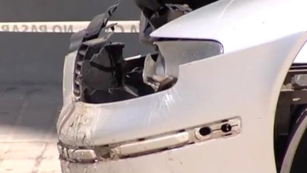 Imágenes de la agresión vivida en Bembibre el pasado lunes 11 de julio. En las imágenes el varón con un bate en la mano y el estado de los vehículos tras el accidente provocado por el agresor. 