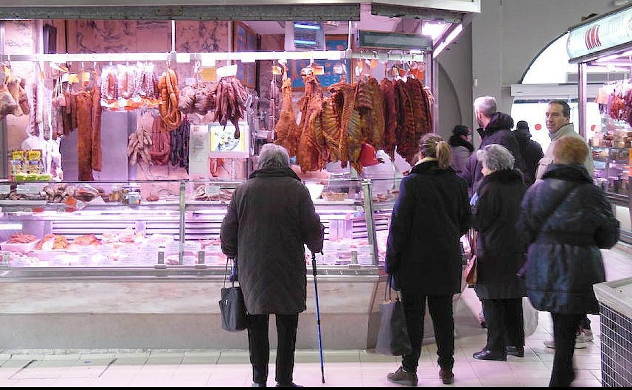 Varios clientes se acercan a un puesto del Conde Luna en fechas próximas a la Navidad.