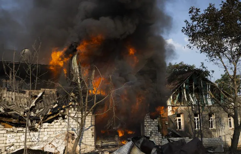 Una hilera de viviendas destruida por la explosión de un misil en Járkov