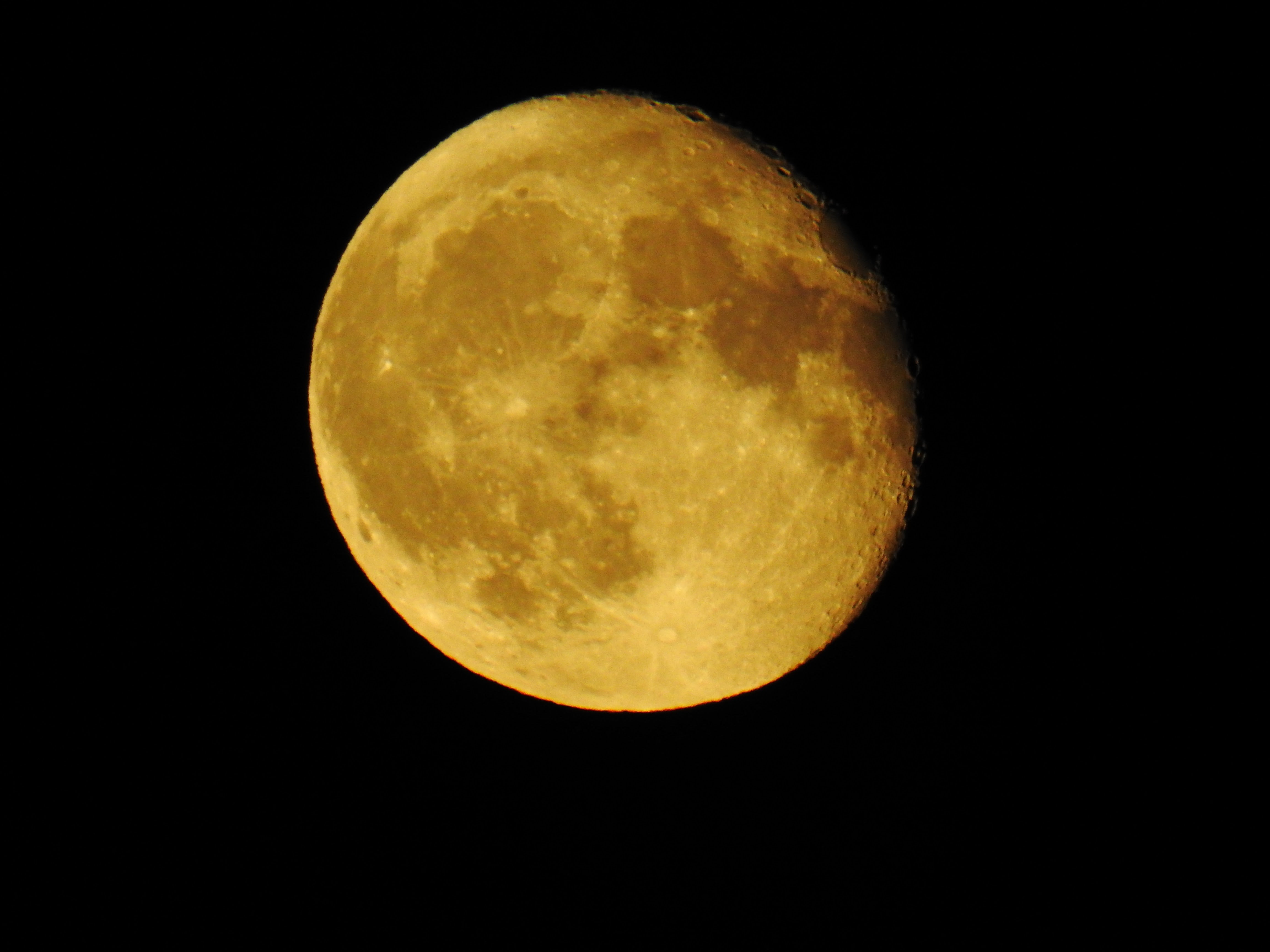 Durante la noche del martes y la madrugada de este miércoles la 'Superluna del Ciervo' ha iluminado el cielo leonés. Se trata de una 'gran luna' apreciable con un tamaño un 7% superior al habitual. 