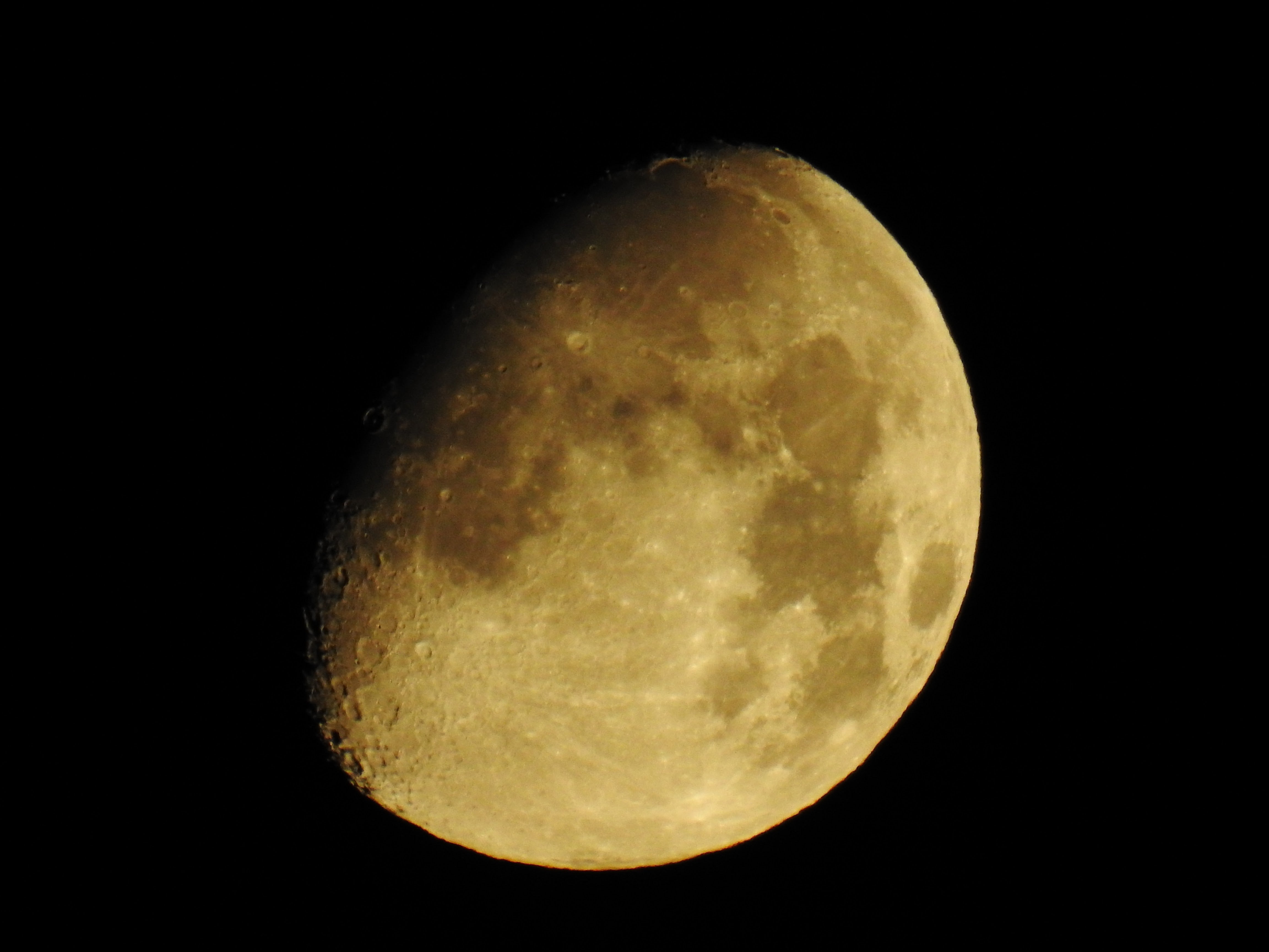 Durante la noche del martes y la madrugada de este miércoles la 'Superluna del Ciervo' ha iluminado el cielo leonés. Se trata de una 'gran luna' apreciable con un tamaño un 7% superior al habitual. 