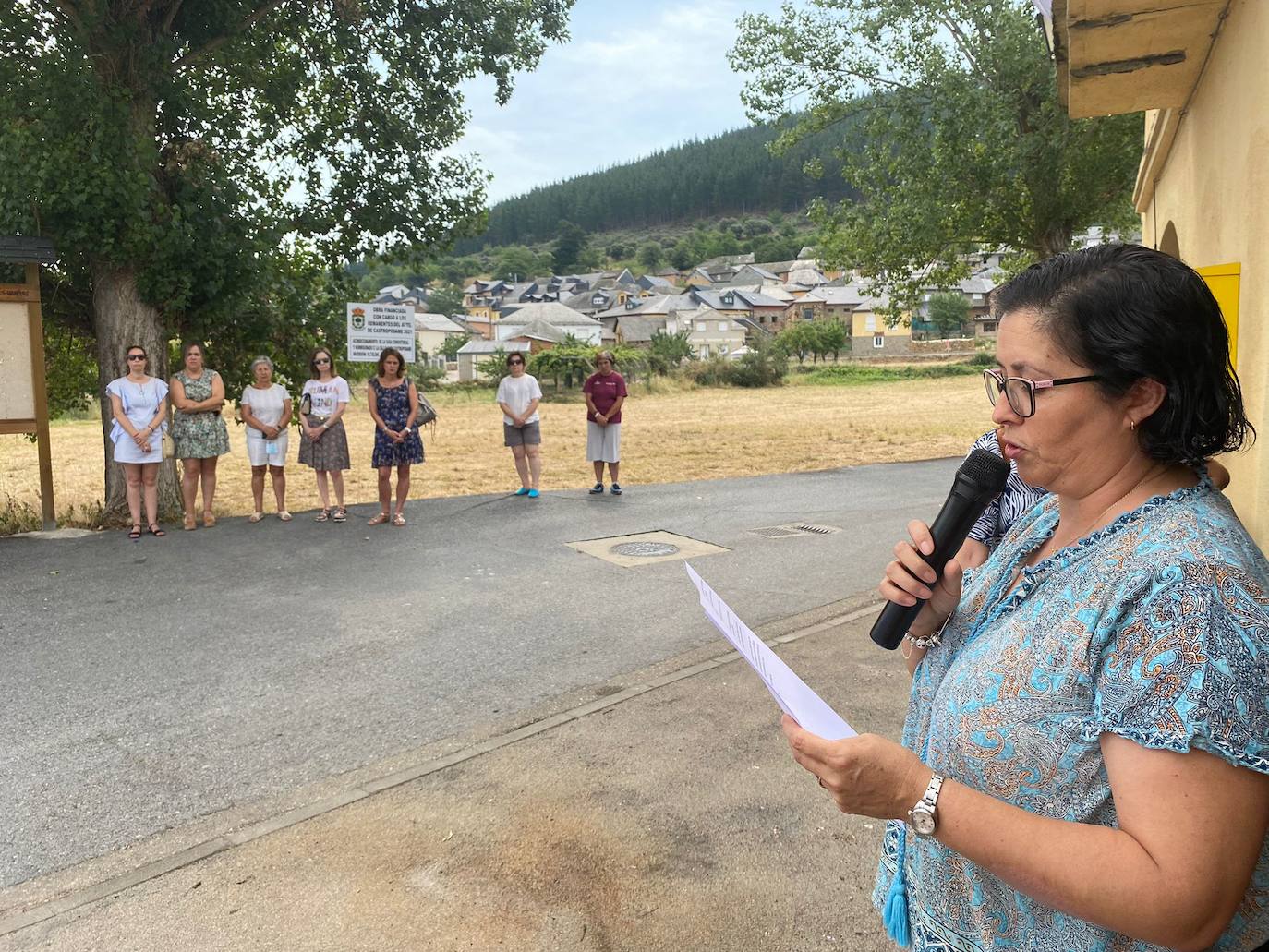 Una vecina de Castropodame lee el manifiesto de repulsa al acto de violencia de género sufrido en la localidad leonesa. 