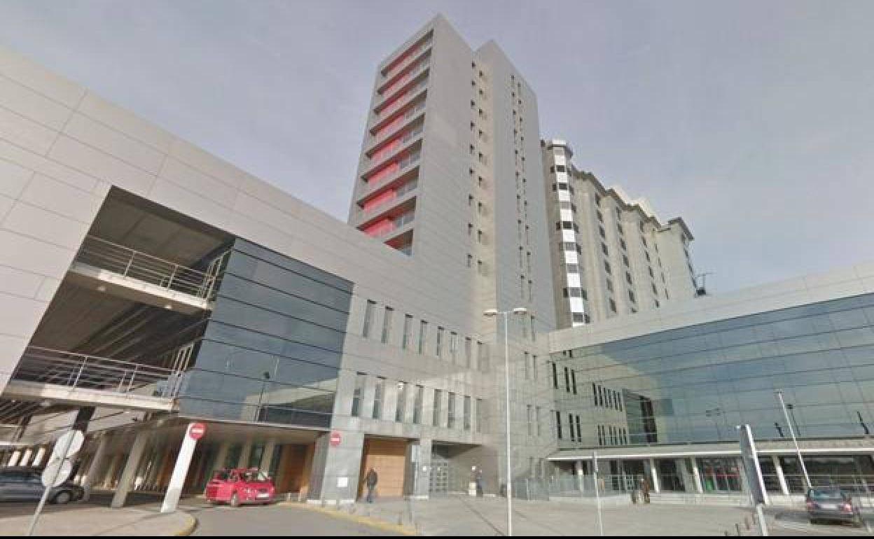 Imagen del exterior del Hospital Universitario de León, donde se espera que lleguen los dos nuevos equipos TAC financiados por la Junta de Castilla y León.