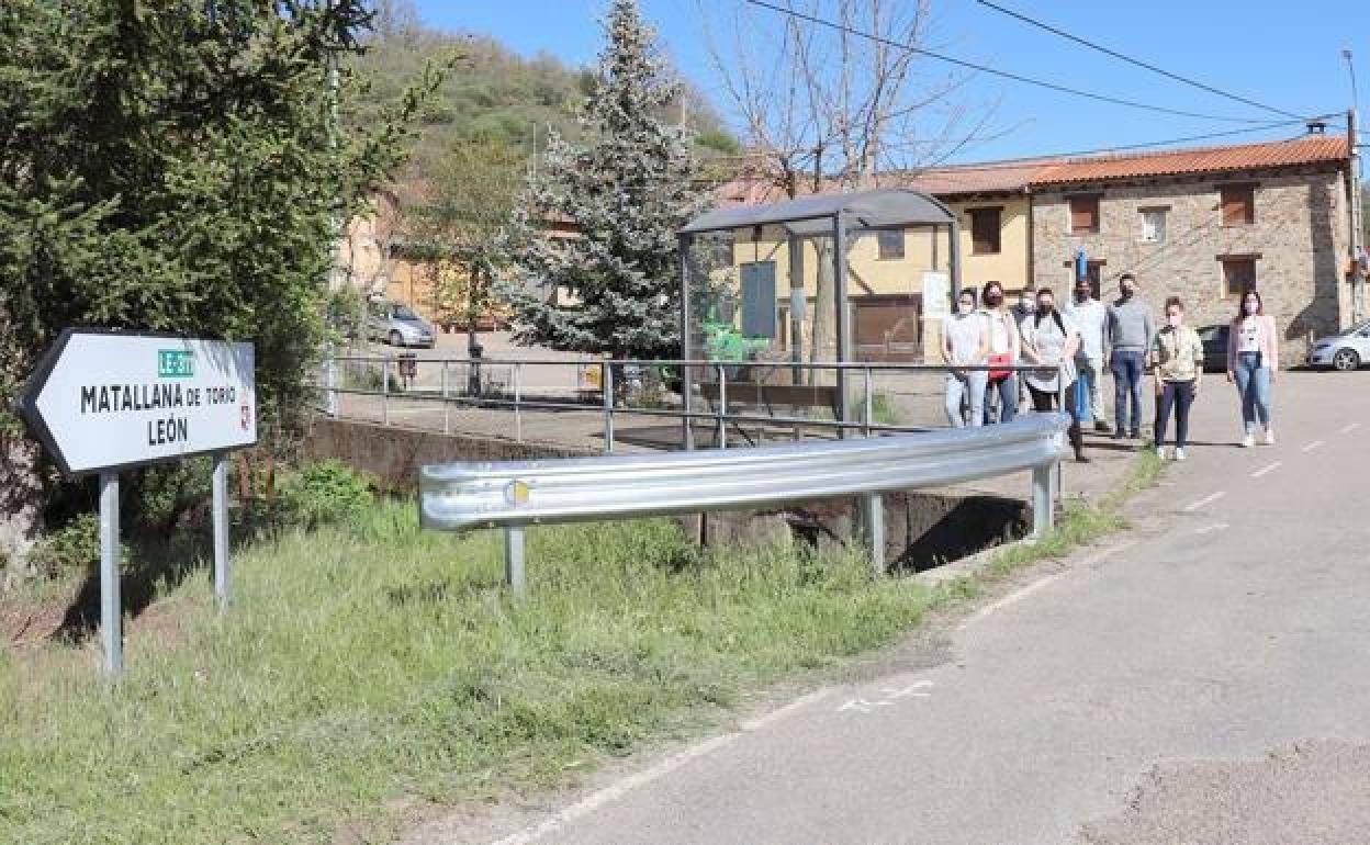 Parada de bus en un municipio de la proviincia de León.