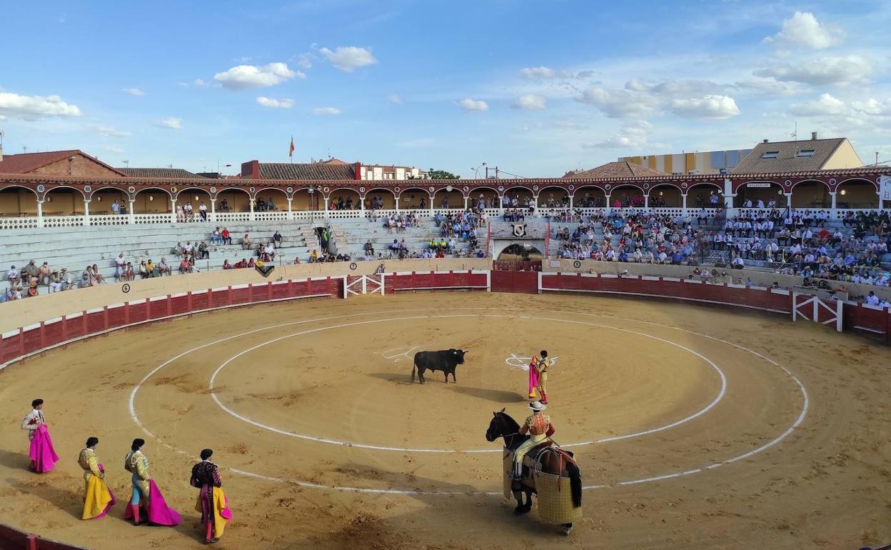 Valencia de Don Juan alberga este fin de semana dos espectáculos taurinos. En la imagen la plaza de toros martínez Zárate.