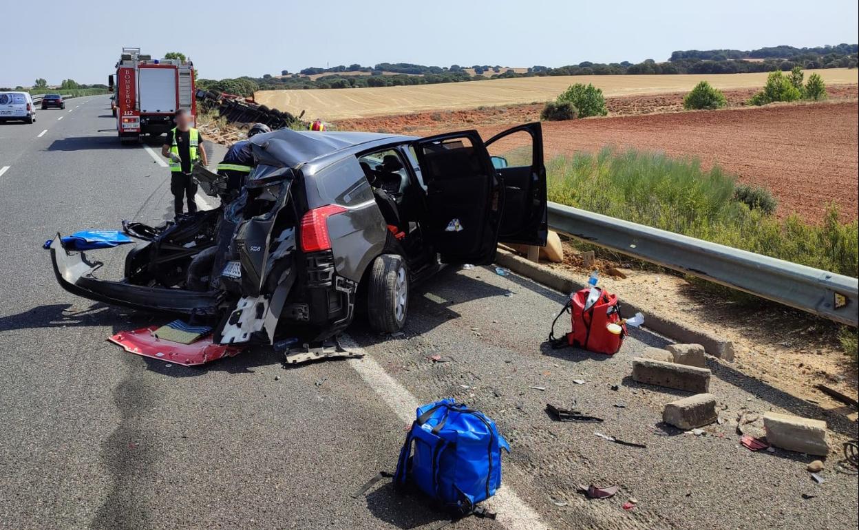 Un espectacular accidente en León entre un camión volcado y un turismo se  salda sin heridos 