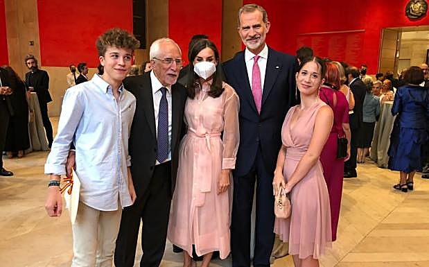 Entrega de los Premios Nacionales de Cultura en el Museo del Prado. Luis Mateo recibió el Premio Nacional de las Letras Españolas de 2021.En la foto con sus Majestades los Reyes sus nietos.