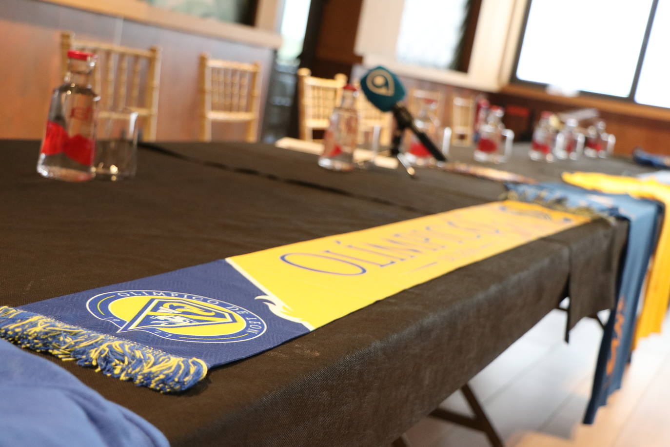 Presentación de las equipaciones y el convenio entre el Club Olímpico de León y Fútbol Emotion. 