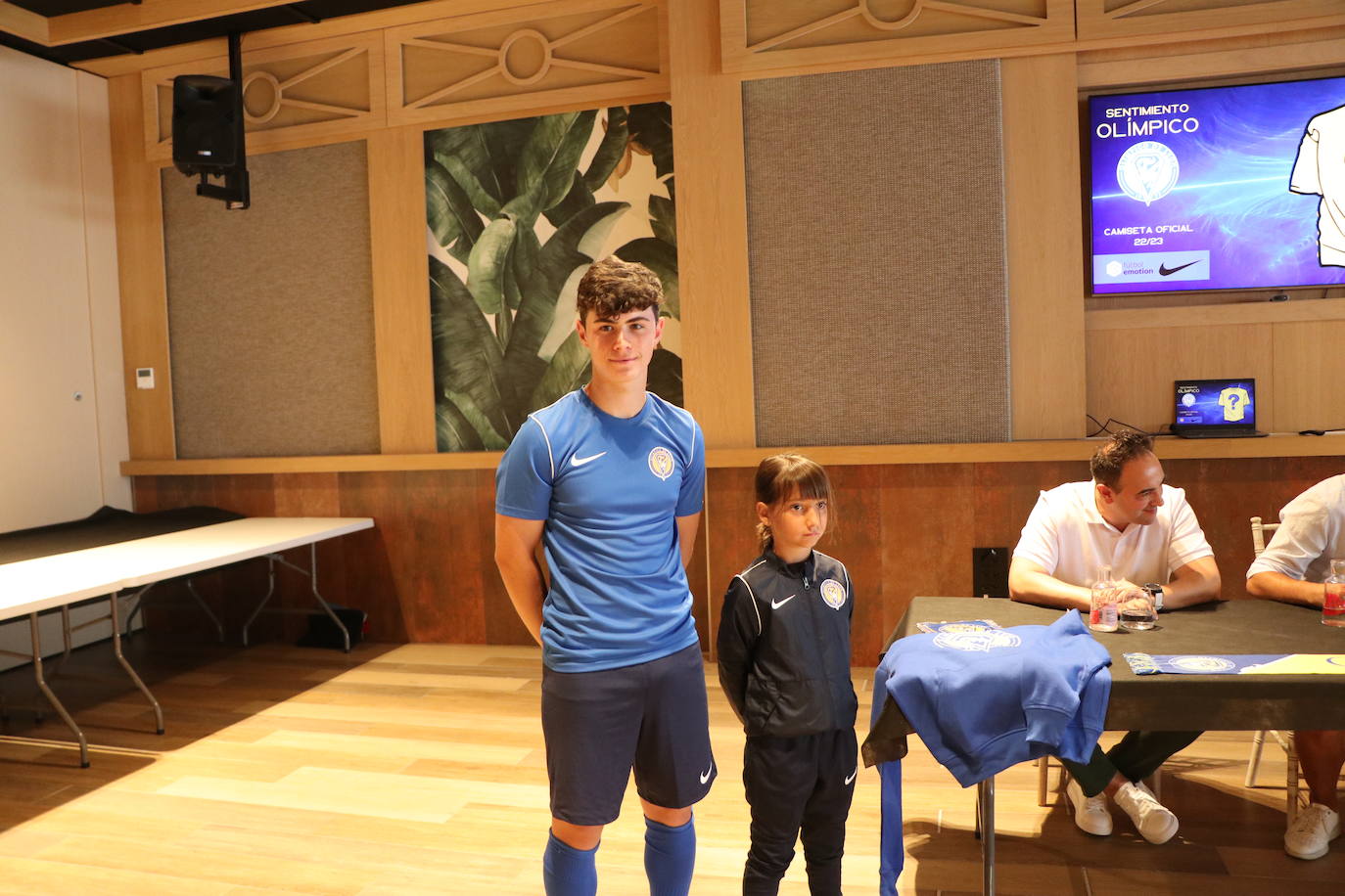 Presentación de las equipaciones y el convenio entre el Club Olímpico de León y Fútbol Emotion. 