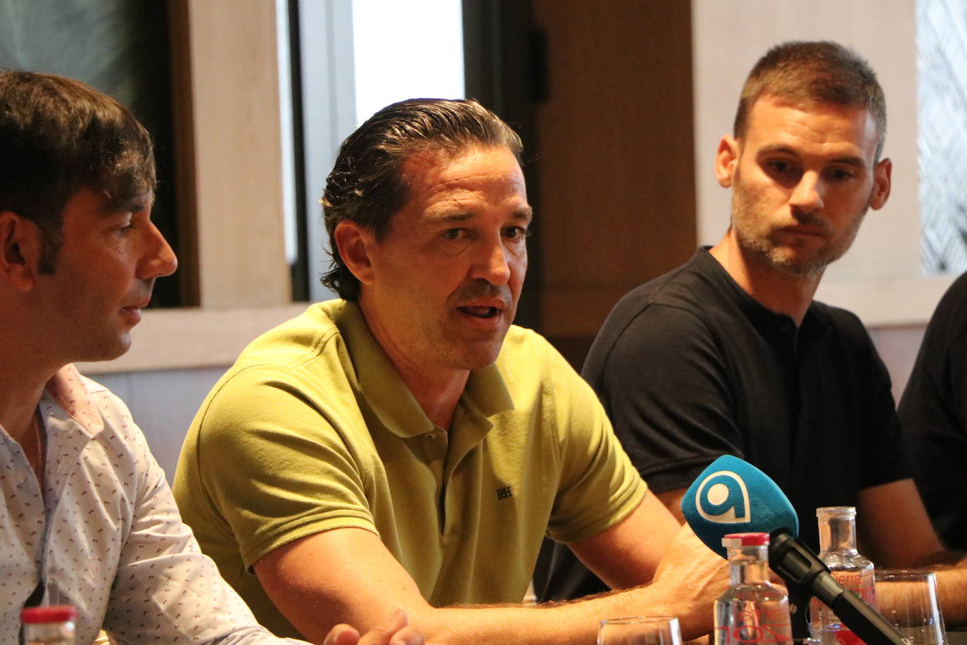 Presentación de las equipaciones y el convenio entre el Club Olímpico de León y Fútbol Emotion. 