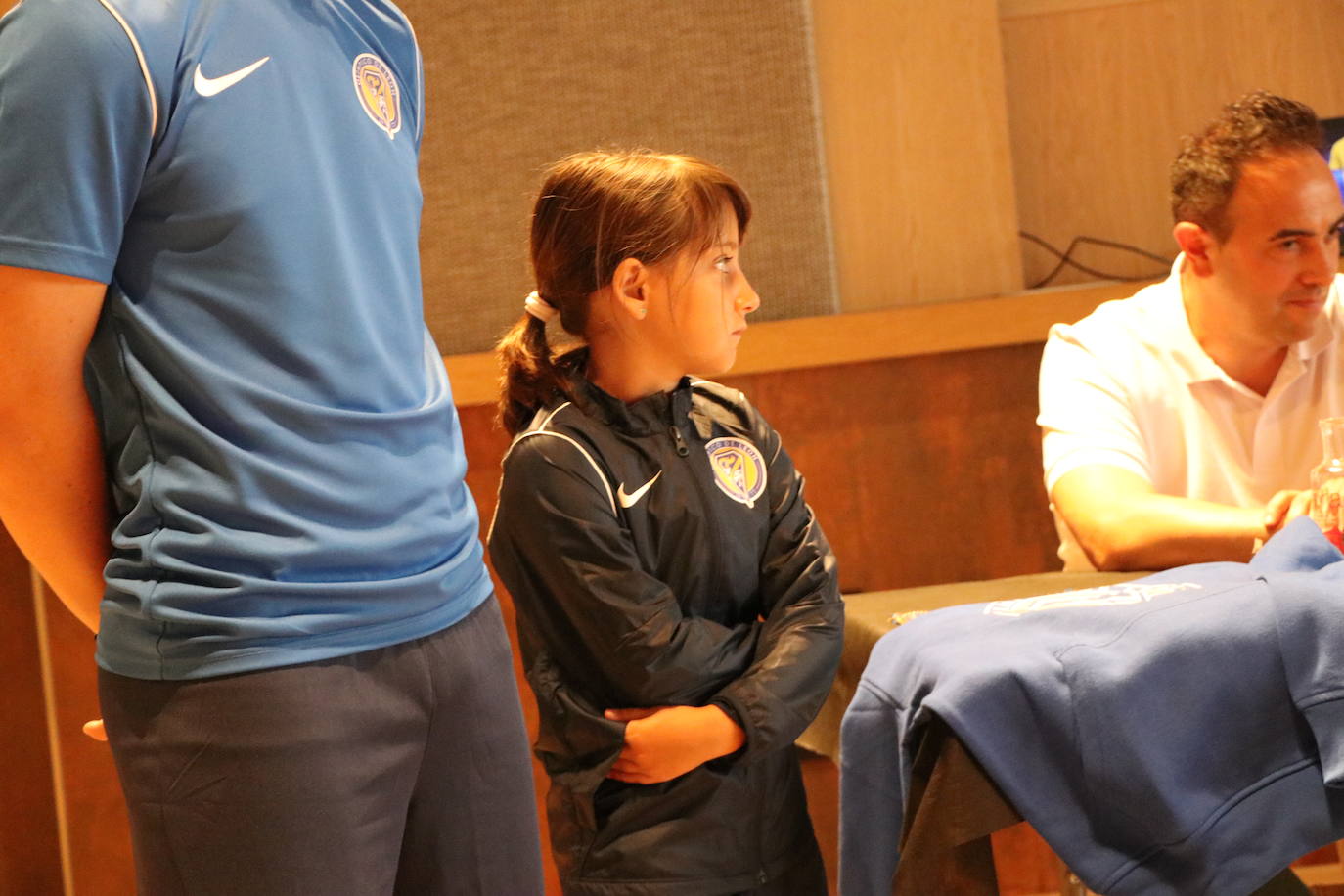Presentación de las equipaciones y el convenio entre el Club Olímpico de León y Fútbol Emotion. 