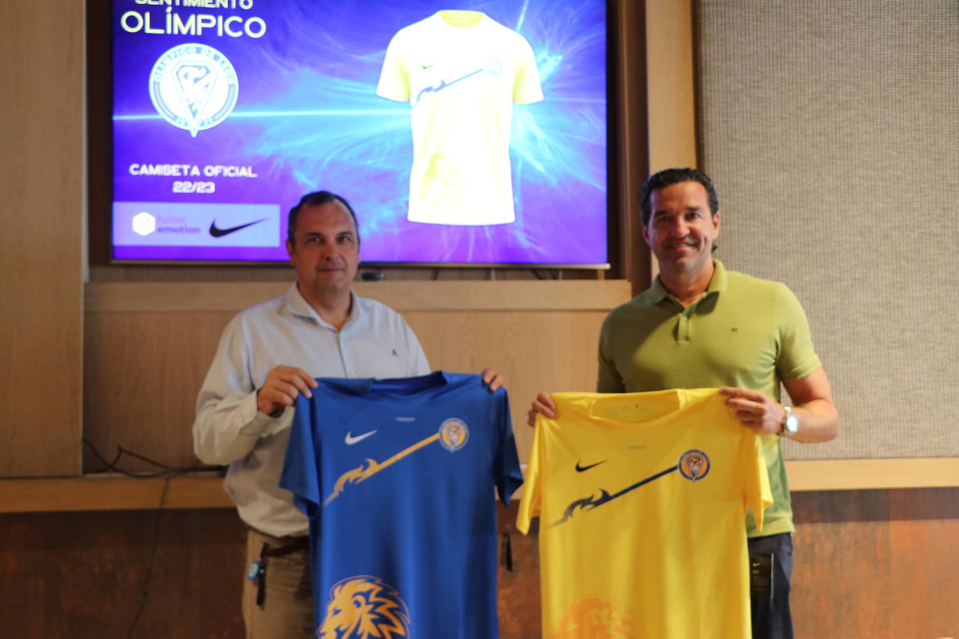 Presentación de las equipaciones y el convenio entre el Club Olímpico de León y Fútbol Emotion. 