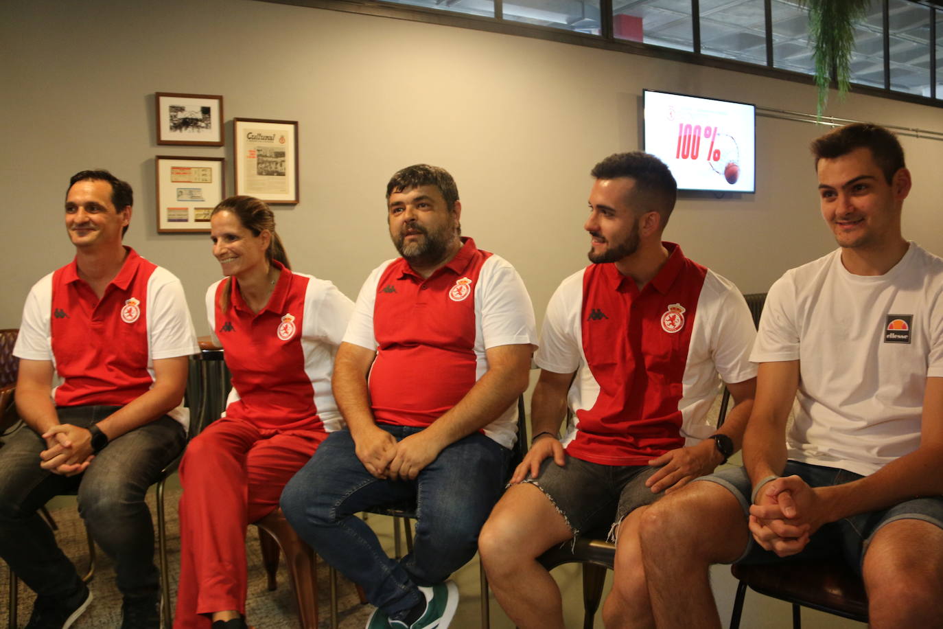 Foto de familia de los integrantes del cuerpo técnico y exjugadores de la Cultural de Baloncesto. 