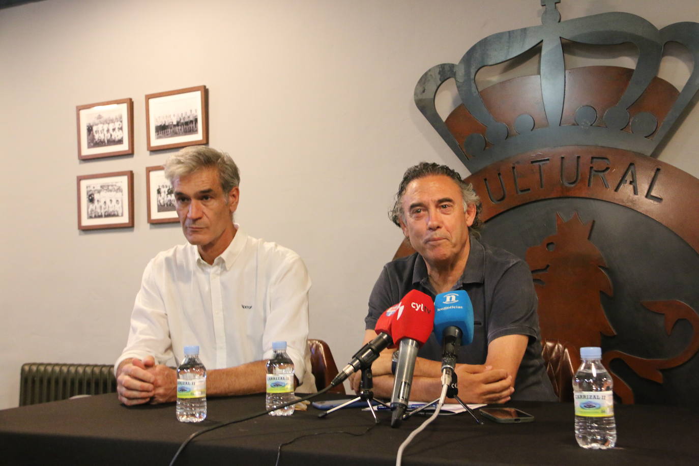 Foto de familia de los integrantes del cuerpo técnico y exjugadores de la Cultural de Baloncesto. 