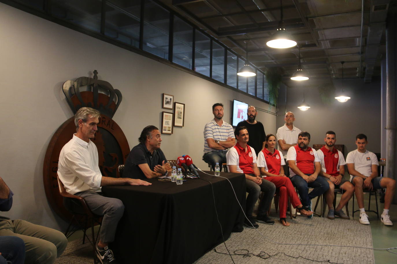 Foto de familia de los integrantes del cuerpo técnico y exjugadores de la Cultural de Baloncesto. 