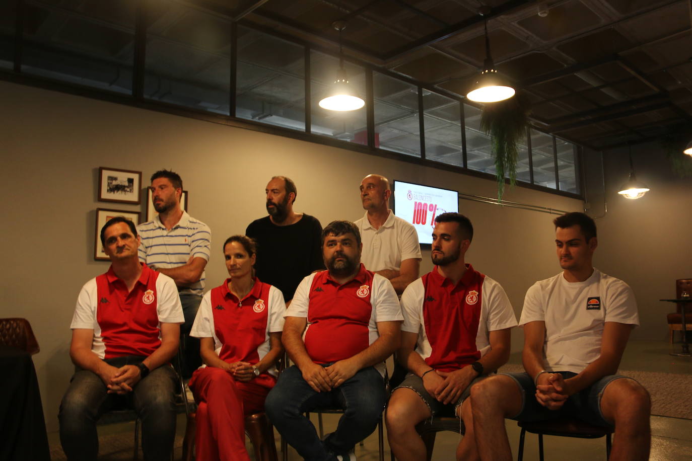 Foto de familia de los integrantes del cuerpo técnico y exjugadores de la Cultural de Baloncesto. 