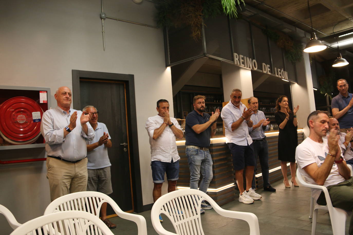 Foto de familia de los integrantes del cuerpo técnico y exjugadores de la Cultural de Baloncesto. 