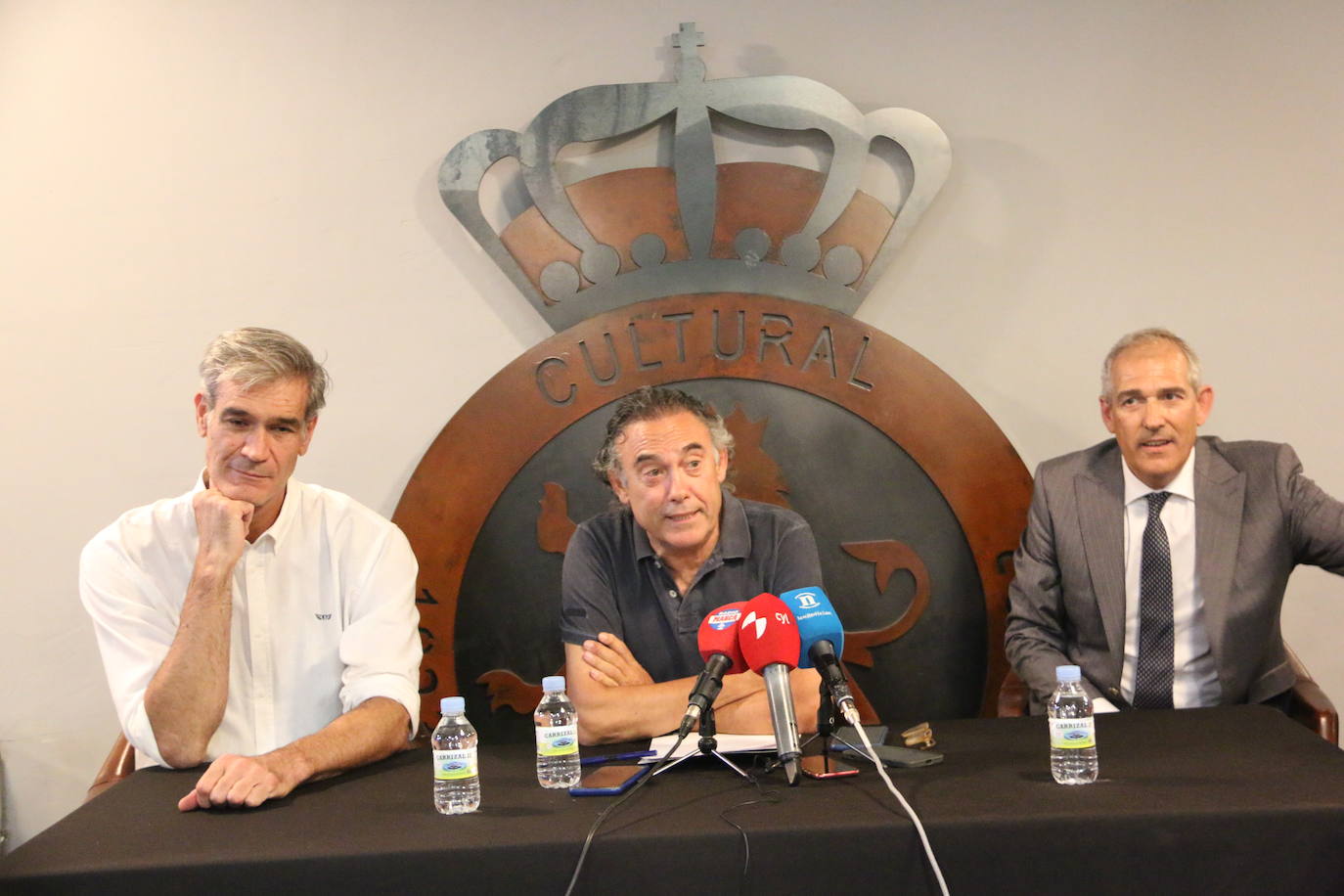 Foto de familia de los integrantes del cuerpo técnico y exjugadores de la Cultural de Baloncesto. 