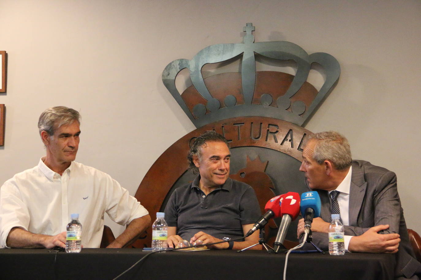 Foto de familia de los integrantes del cuerpo técnico y exjugadores de la Cultural de Baloncesto. 