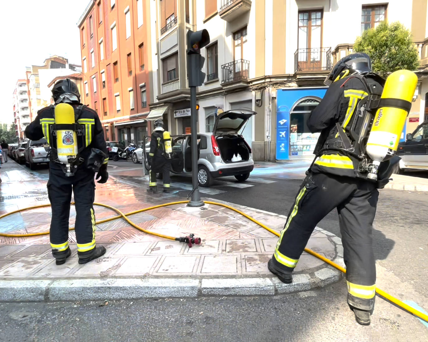 El coche estaba girando desde Gran Vía de San Marcos cuando del motor empezaron a salir las llamas que obligaron a los ocupantes a abondar rápidamente el vehículo. 