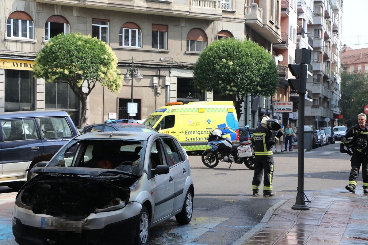 El coche estaba girando desde Gran Vía de San Marcos cuando del motor empezaron a salir las llamas que obligaron a los ocupantes a abondar rápidamente el vehículo. 