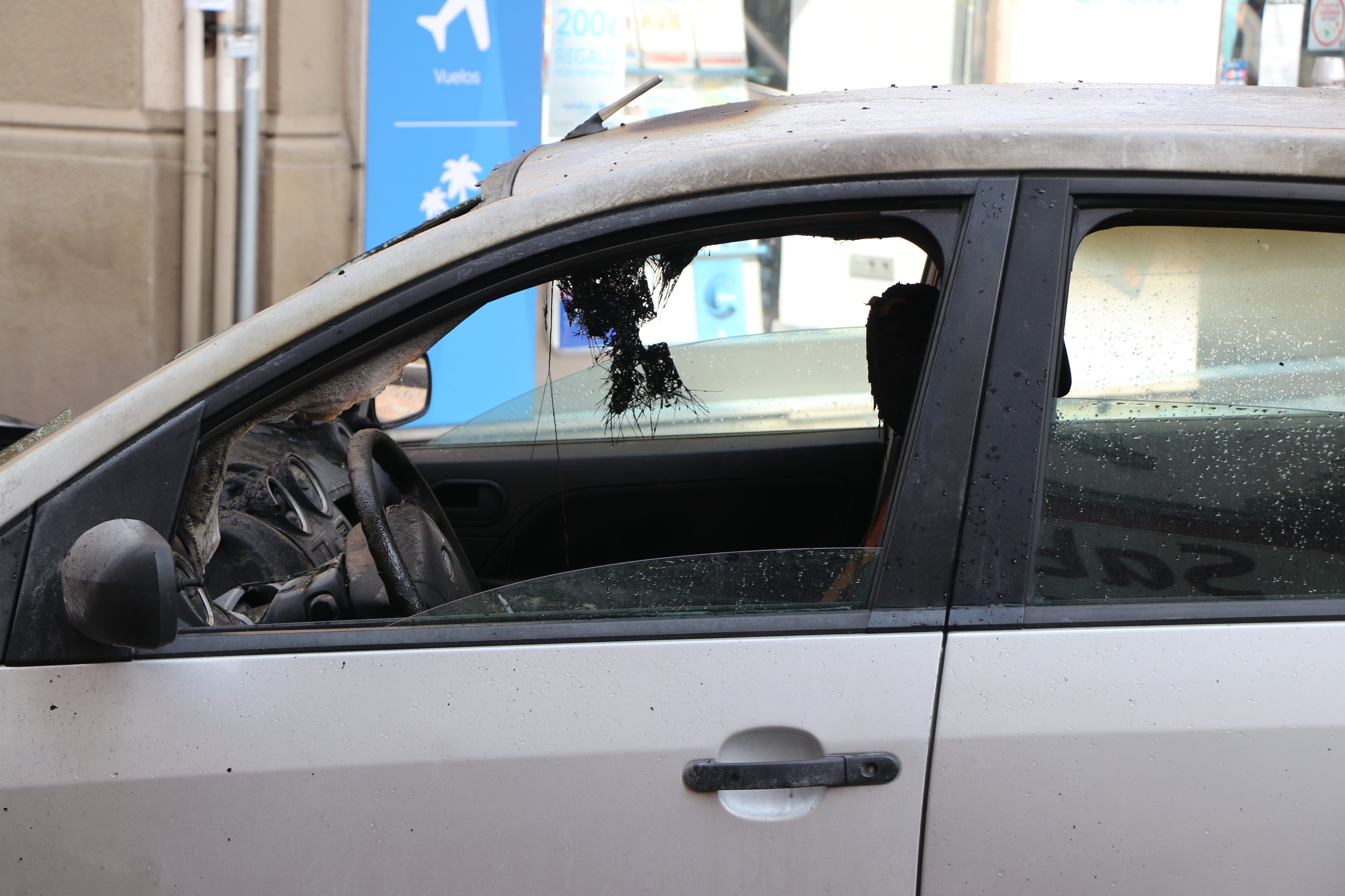 El coche estaba girando desde Gran Vía de San Marcos cuando del motor empezaron a salir las llamas que obligaron a los ocupantes a abondar rápidamente el vehículo. 