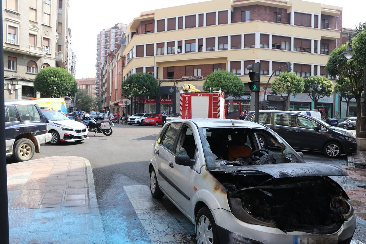 El coche estaba girando desde Gran Vía de San Marcos cuando del motor empezaron a salir las llamas que obligaron a los ocupantes a abondar rápidamente el vehículo. 