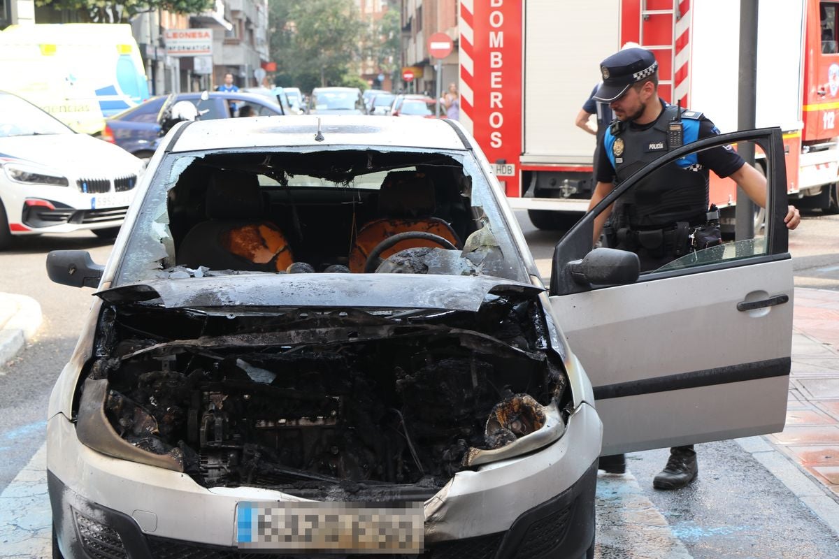 El coche estaba girando desde Gran Vía de San Marcos cuando del motor empezaron a salir las llamas que obligaron a los ocupantes a abondar rápidamente el vehículo. 