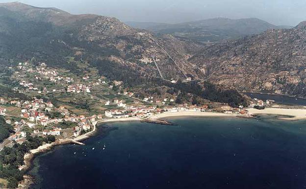 Playa de Ézaro en el municipio de Dumbría, A Coruña, Galicia. 