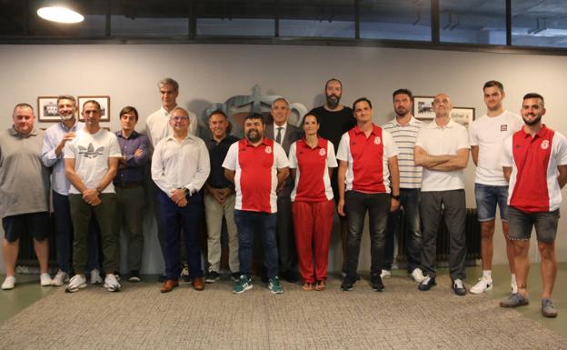 Foto de familia de los integrantes del cuerpo técnico y exjugadores de la Cultural de Baloncesto.