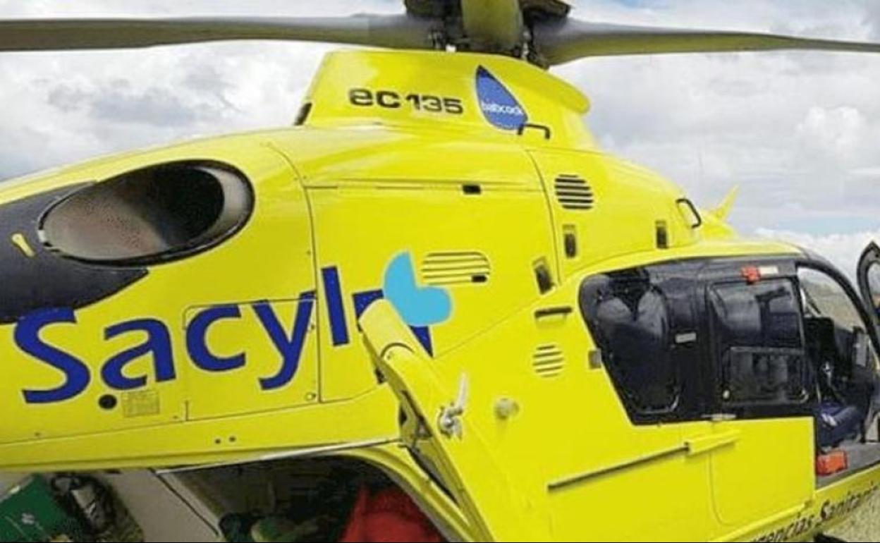 Imagen de archivo del helicóptero medicalizado, medio de transporte que trasladó ala ccidentado hasta el Hospital Universitario de León.