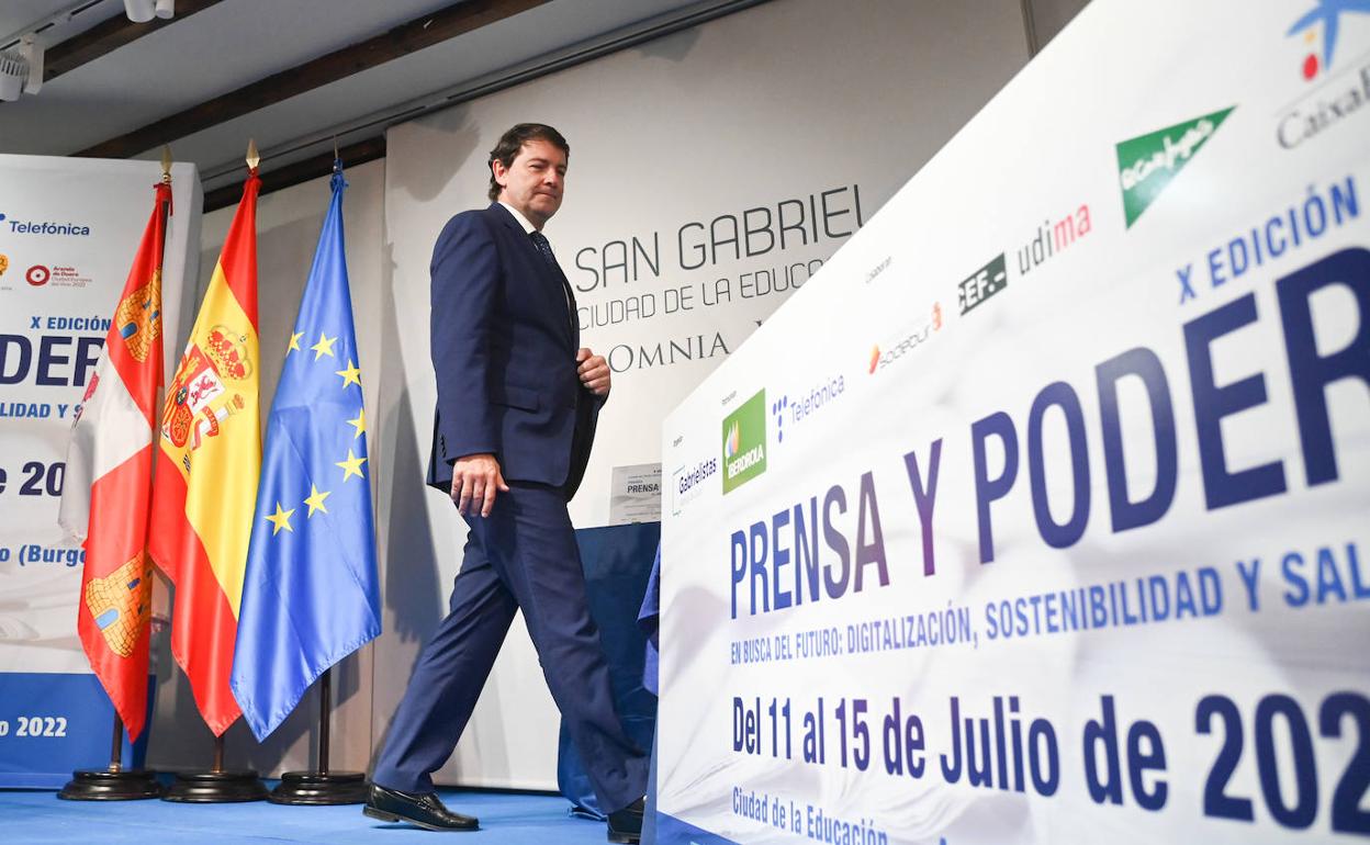 Mañueco visita un centro escolar para la clausura de un seminario en Aranda de Duero.