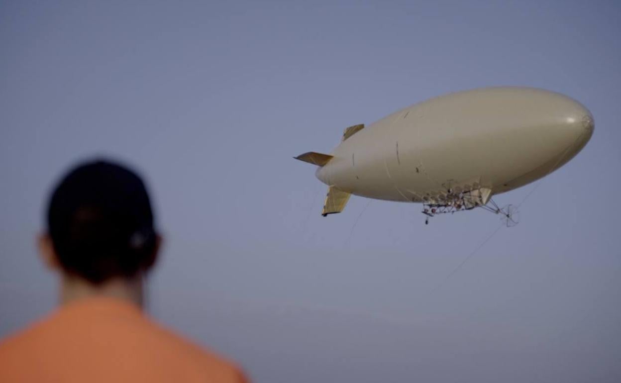 Imagen del dirigible en sus pruebas en León, 