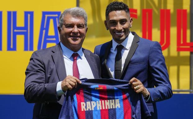 Joan Laporta posa junto a Raphinha durante la presentación del nuevo jugador del Barça. 