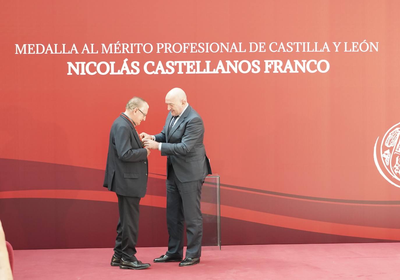 Fotos: Entrega la medalla el Mérito Profesional de Castilla y León al obispo y misionero Nicolás Castellanos