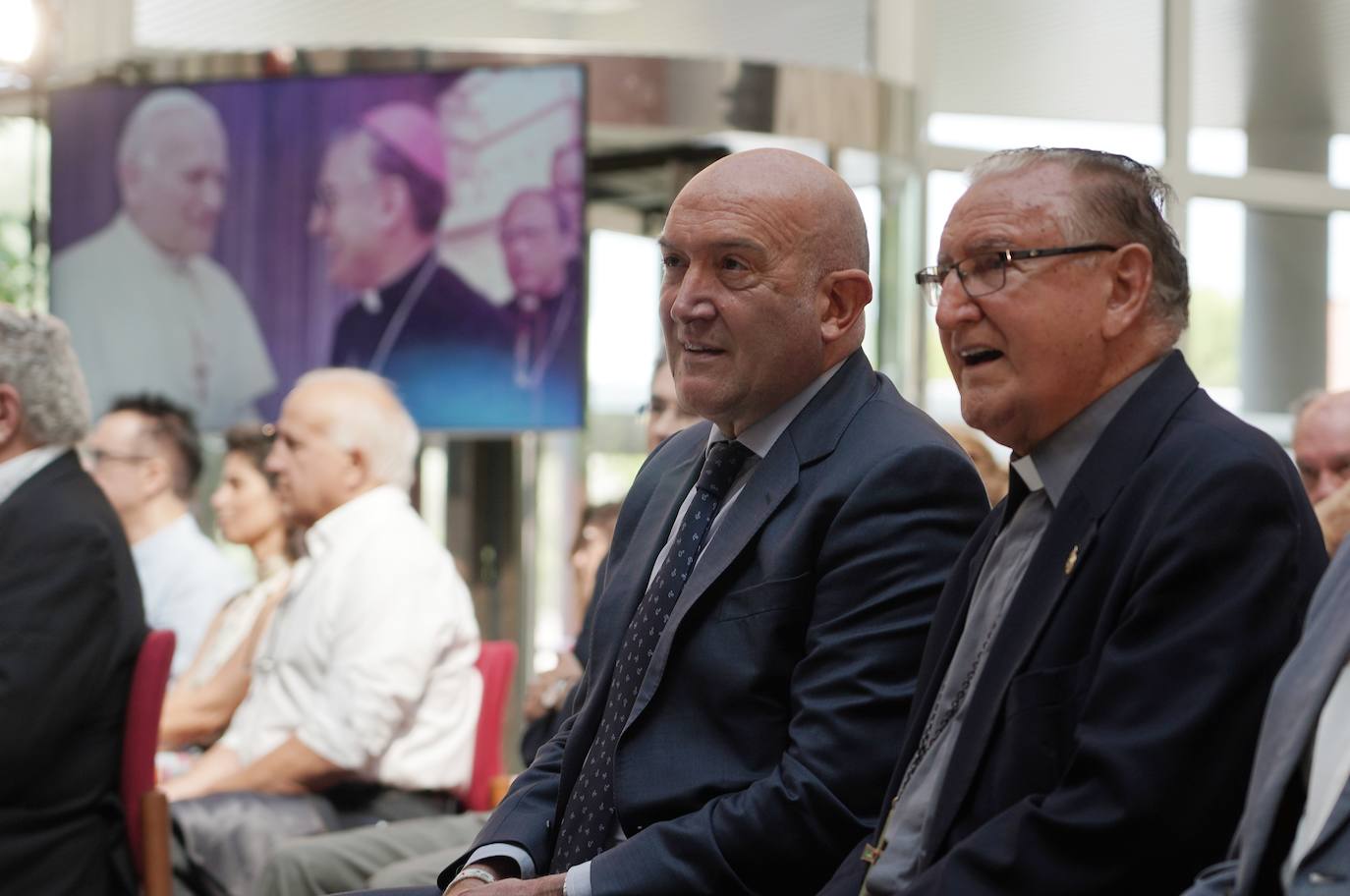 Fotos: Entrega la medalla el Mérito Profesional de Castilla y León al obispo y misionero Nicolás Castellanos