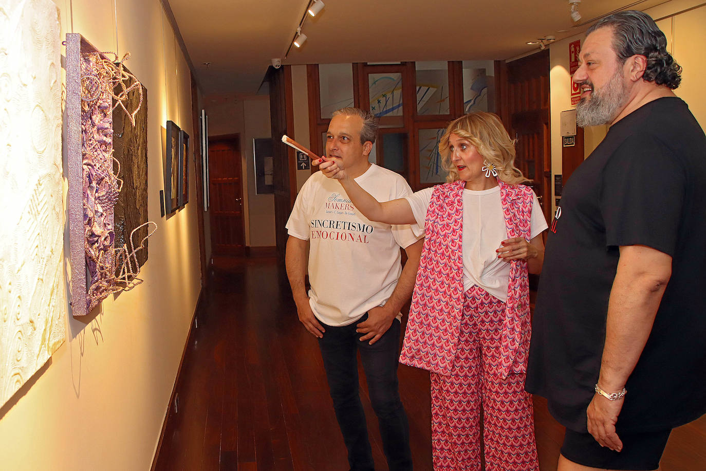 Los artistas, Carlos Luxor, Carmen Coque y Fran de Gonari, presentan la exposición. 
