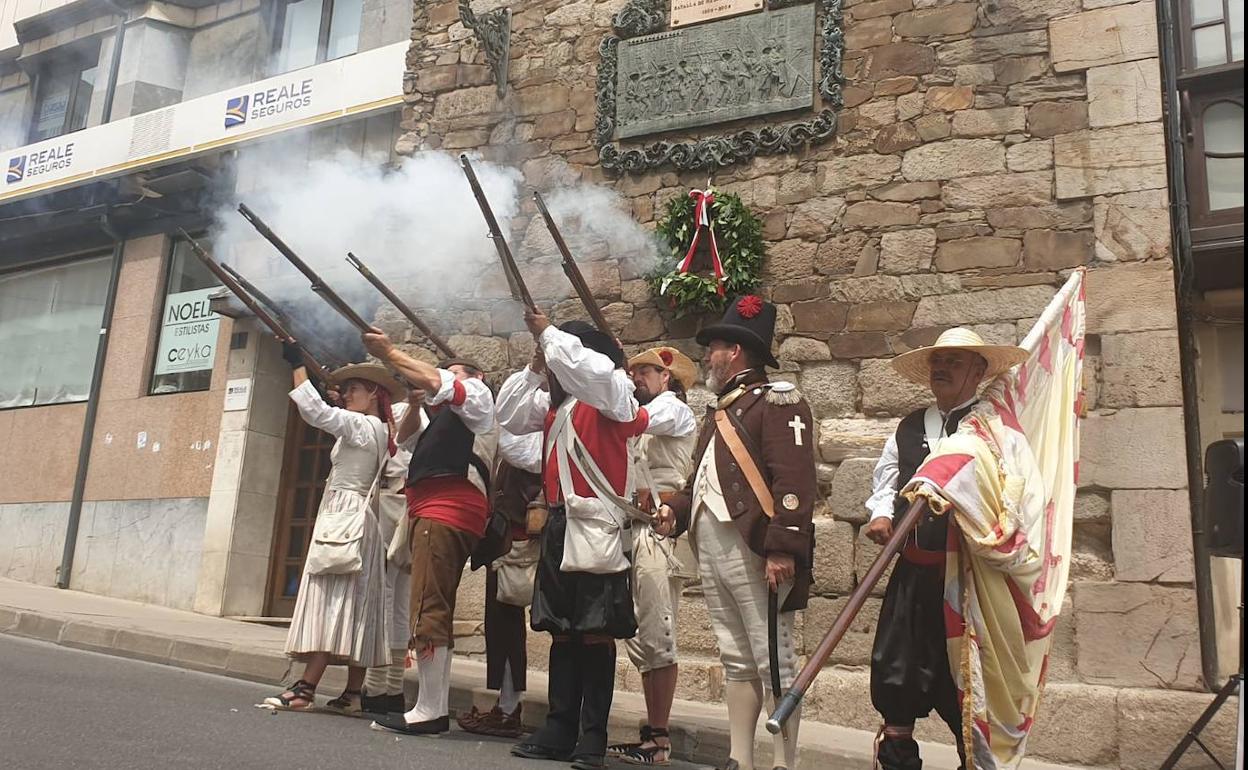 Los recreadores realizaron durante el homenaje salvas de honor. 