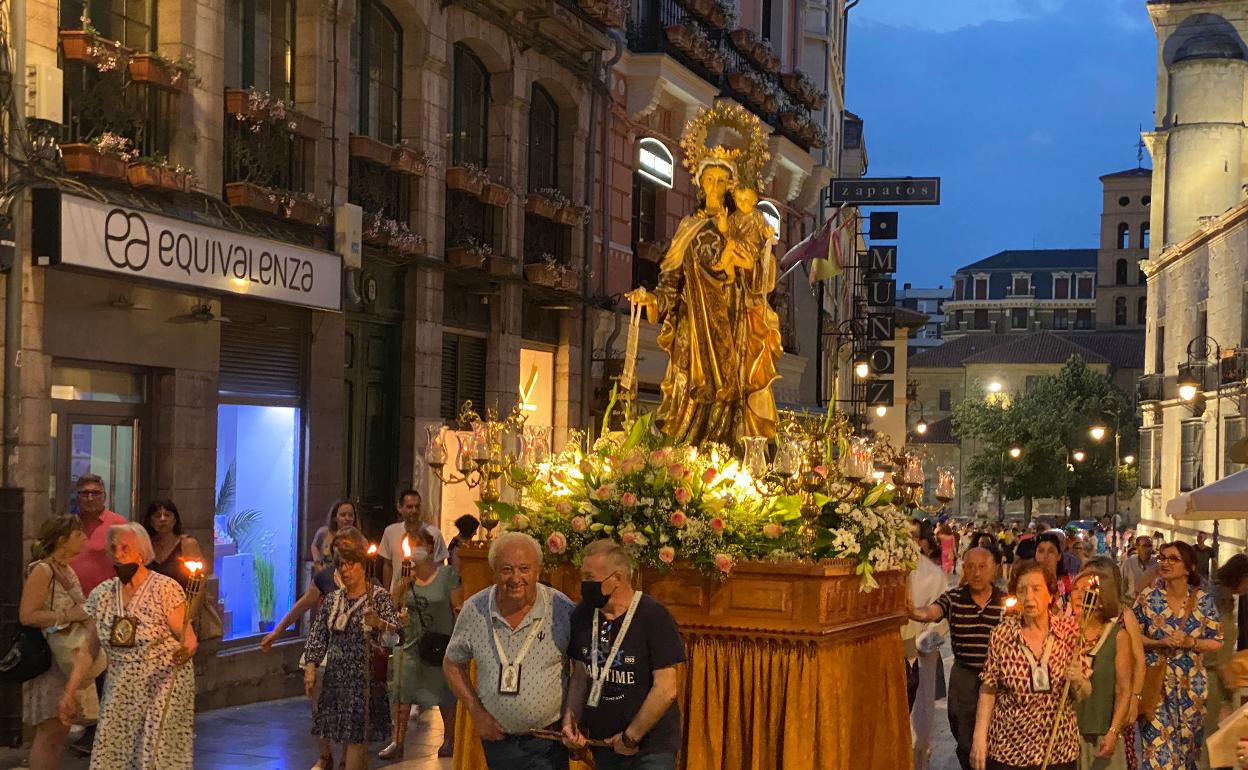 Procesión de la Virgen del Carmen, o de Antorchas, en las calles de León.