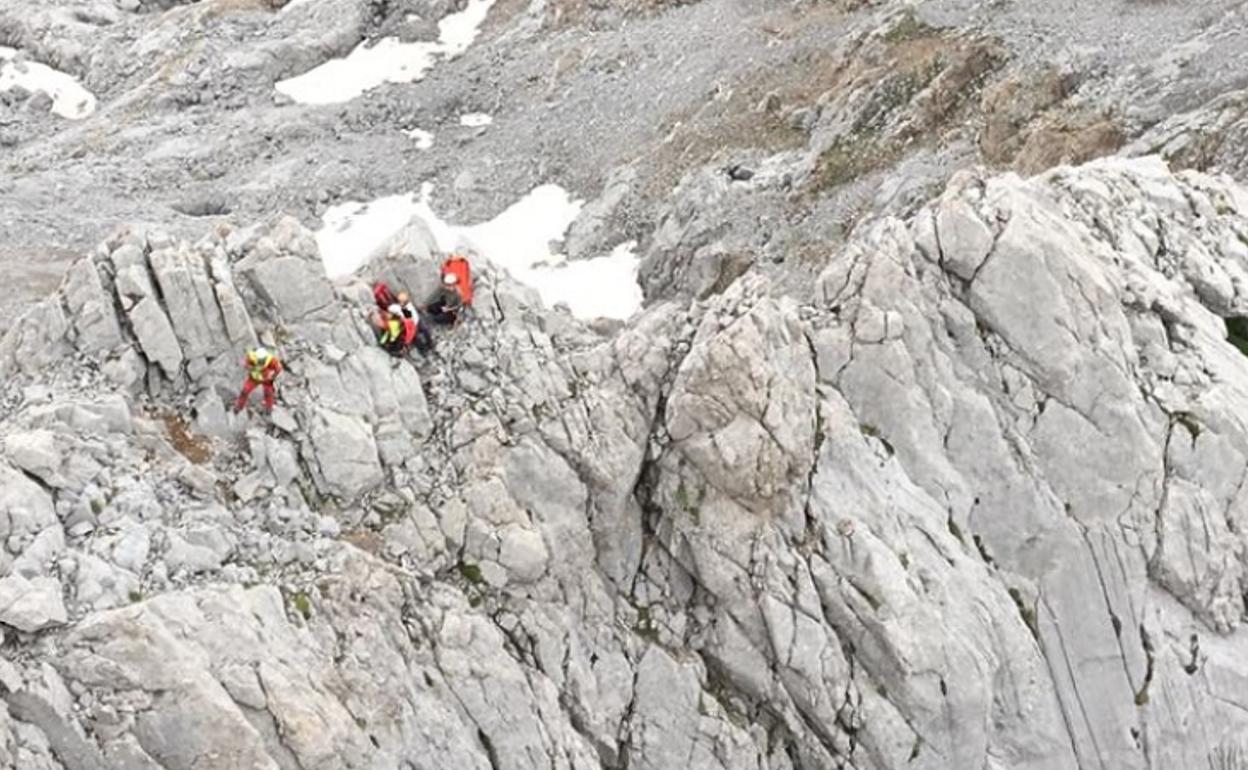 Momento del rescate del varón herido tras sufrir una caída.