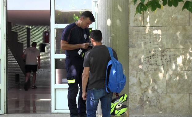 A las 12.00 horas, los opositores comenzaban a acceder al primer examen. 