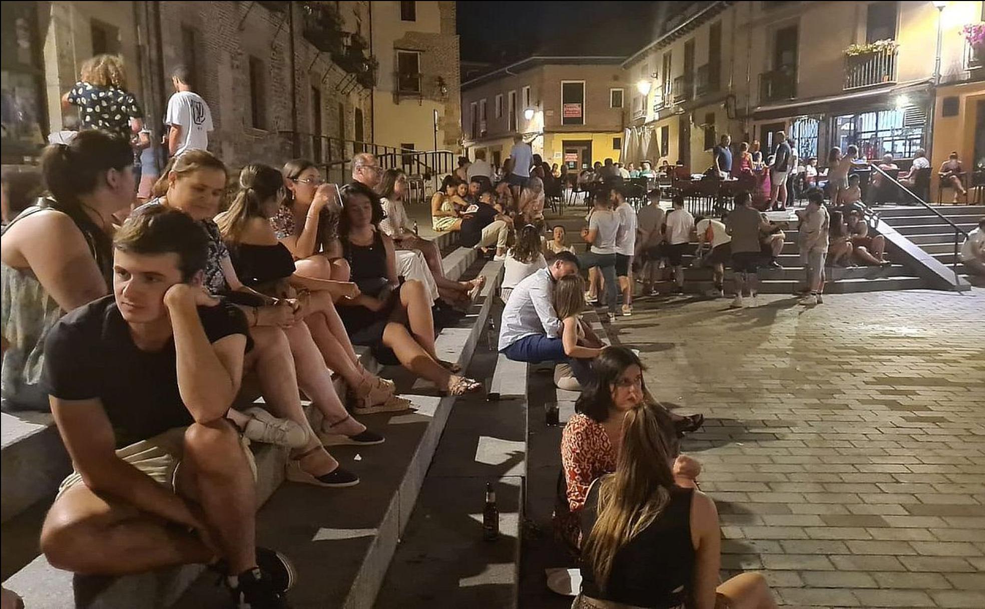 Decenas de jóvenes, de madrugada, a última hora de este viernes en la plaza Don Gutierre de León capital. 